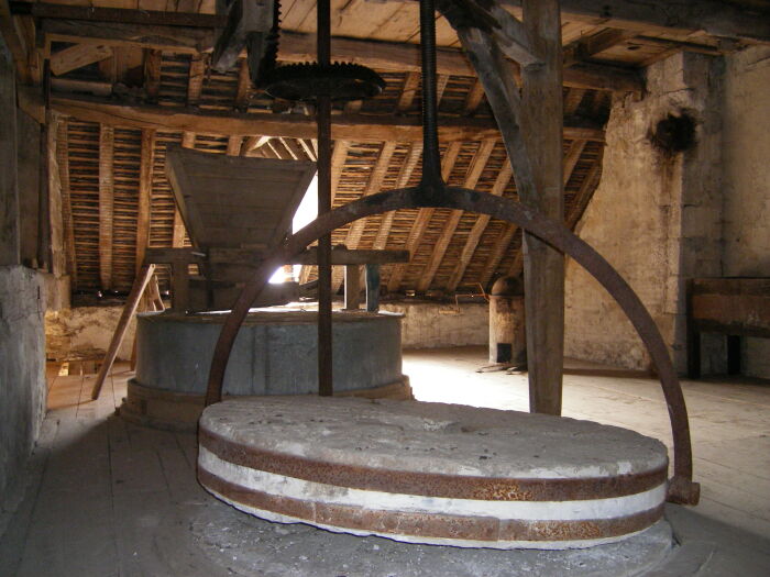 meule.JPG moulin a huile et à farine
