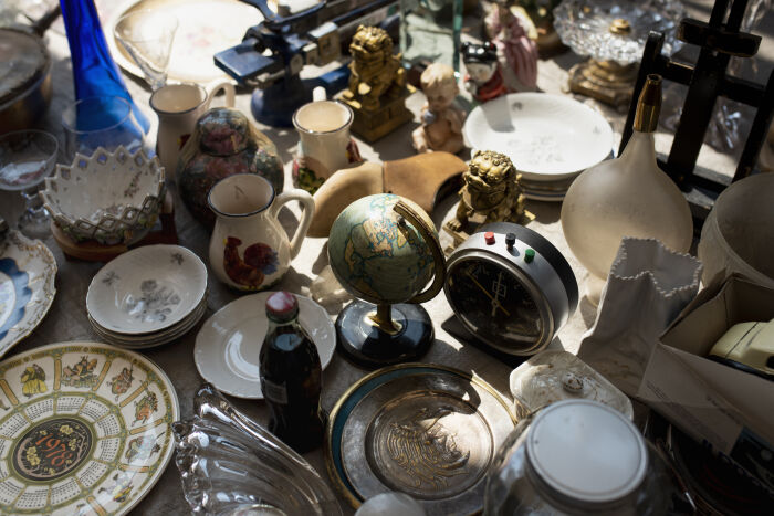 high-angle-vintage-objects-second-hand-market.jpg © Freepik