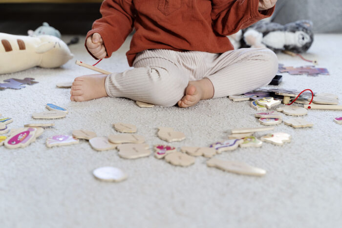 close-up-kid-with-wooden-toys-floor.jpg © Freepik