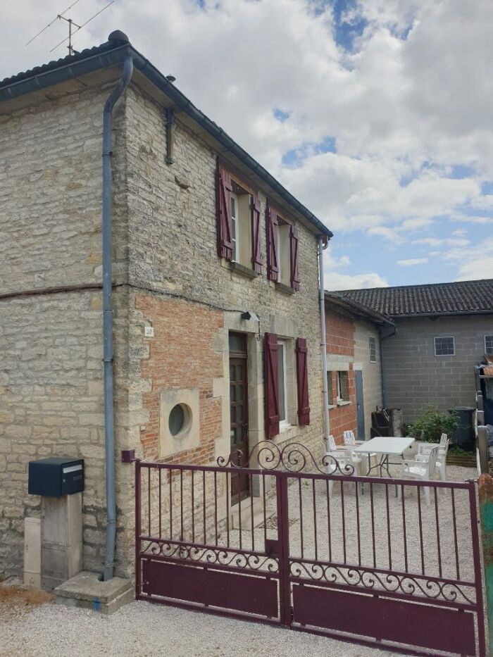 Gite_village_Cour_avant-rotated.jpg © domaine le Colombier