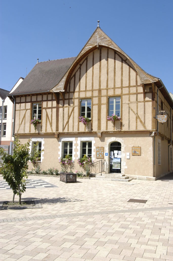 Maison de pays abritant l'Office de Tourisme du Chaourçois et la bibliothèque municipale de Chaource.JPG Lucile Dapremont