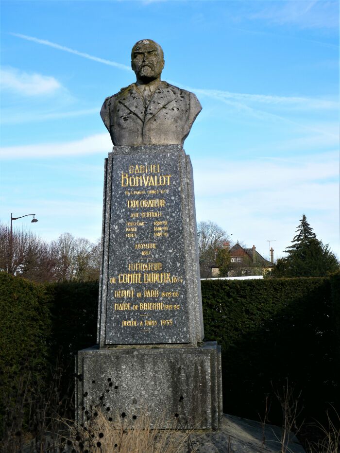 Statue Bonvalot BLC, FR (1).JPG