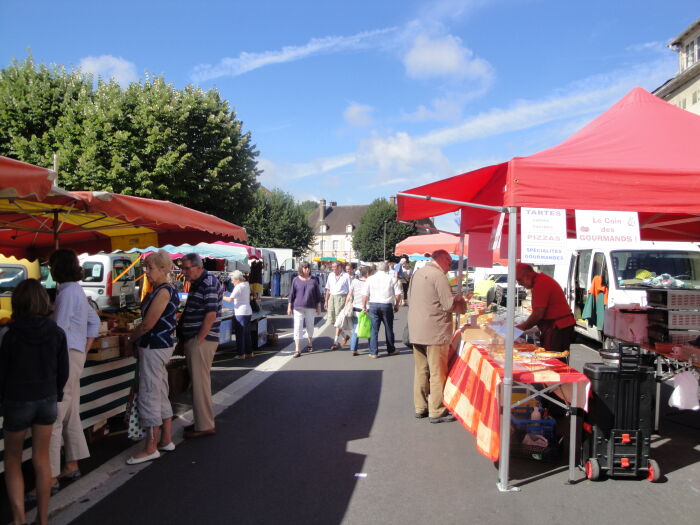 Marché d'Ervy-le-Châtel.JPG Mairie Ervy