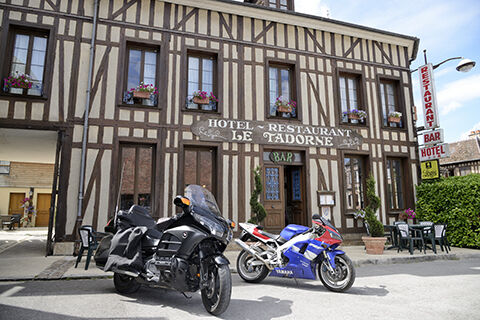 hotel-restaurant-le-tadorne-galerie-parking-motos.jpg