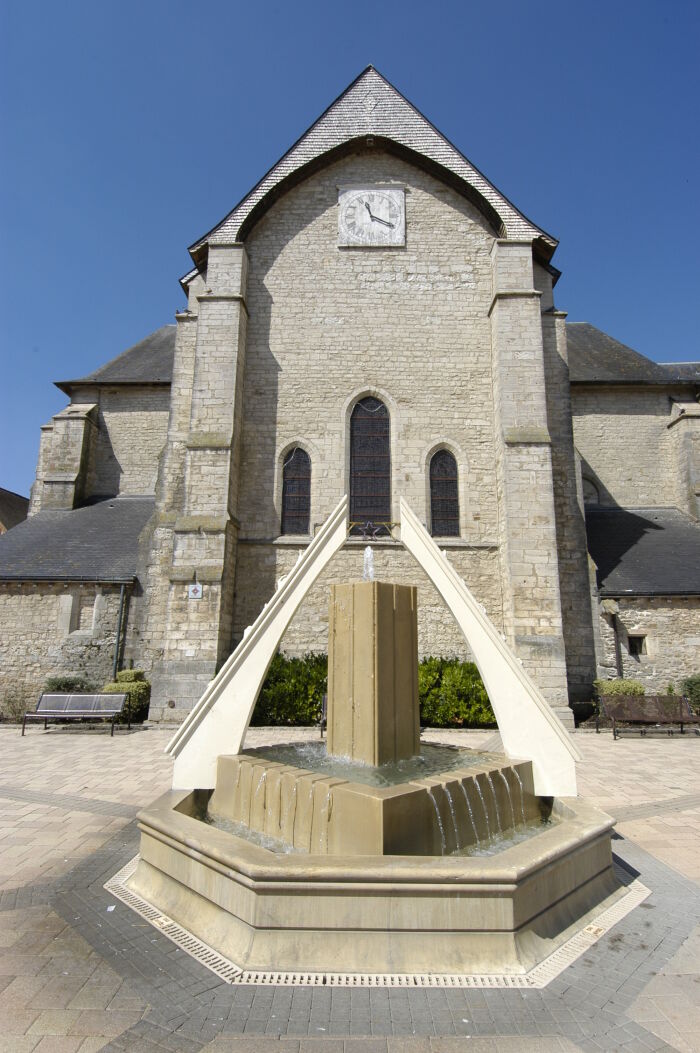 Eglise St Jean Baptiste de Chaource et fontaine sur la place .JPG