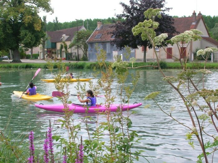 Kayak devant le gîte sur bassin canal 2011 13 (4).jpg