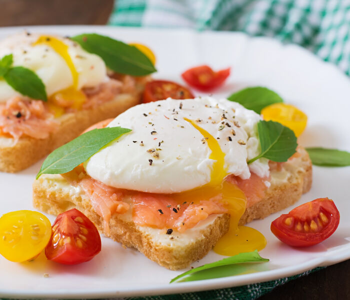 sandwich-aux-oeufs-poches-au-saumon-et-fromage-a-la-creme.jpg © Timolina - Freepik