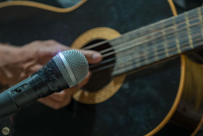 microphone-4547635_1280.jpg Pixabay
