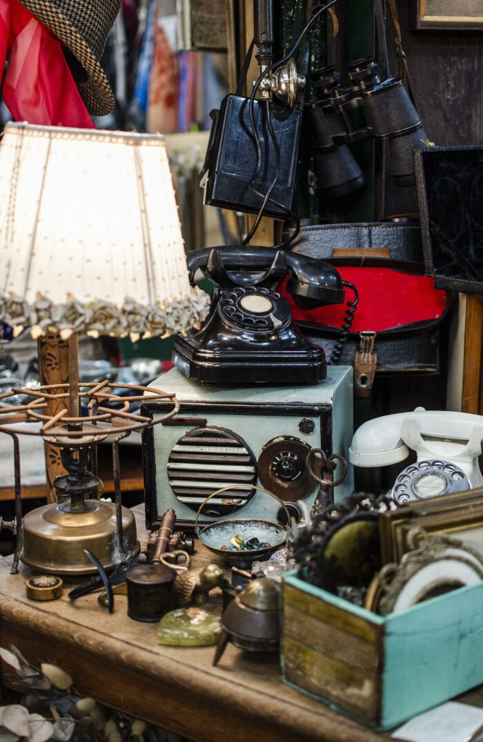 arrangement-d-objets-de-marche-d-antiquites.jpg © Freepik