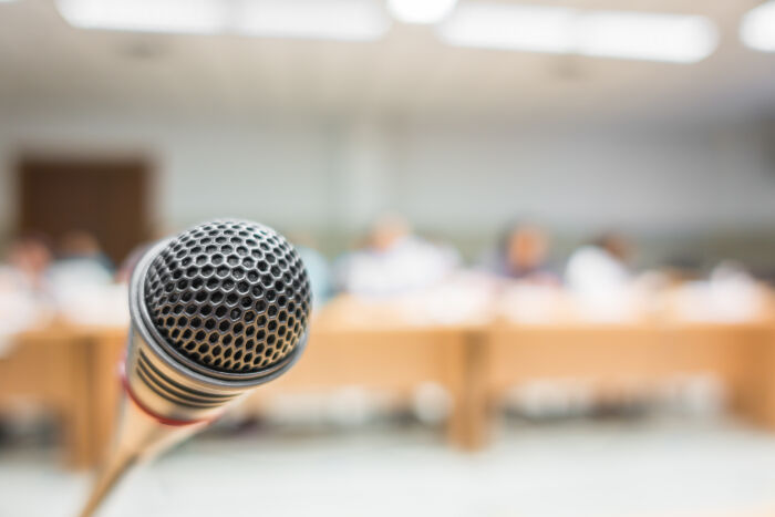 black-microphone-dans-la-salle-de-conference-filtre-image-traitee-v.jpg ©Pixabay
