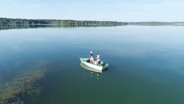 pêche sur le lac du temple 1 - © Highlight Movies.JPG Highlight Movies