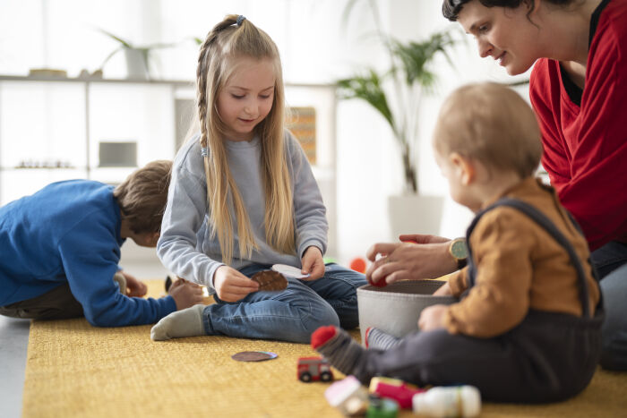 professeur-de-vue-laterale-regardant-les-enfants-jouer.jpg Freepik