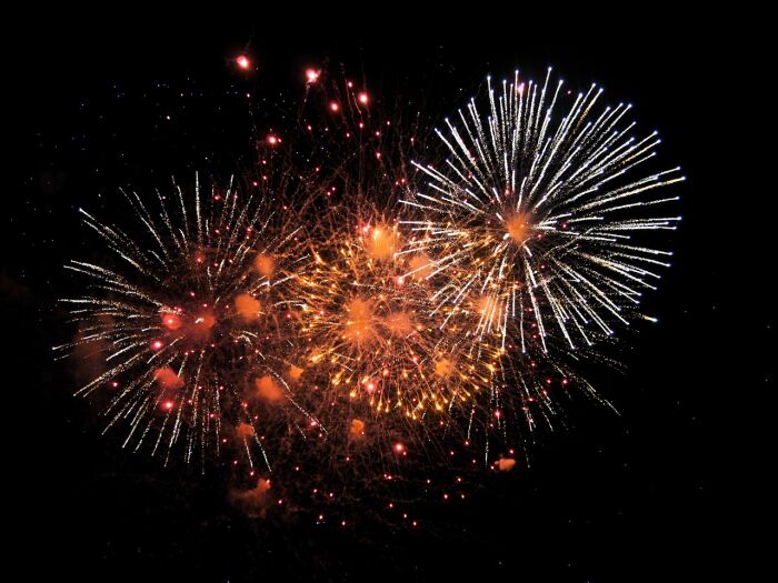 fireworks-1880045_1280.jpg Pixabay