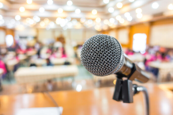 black-microphone-dans-la-salle-de-conference.jpg © jannoon028 - Freepik