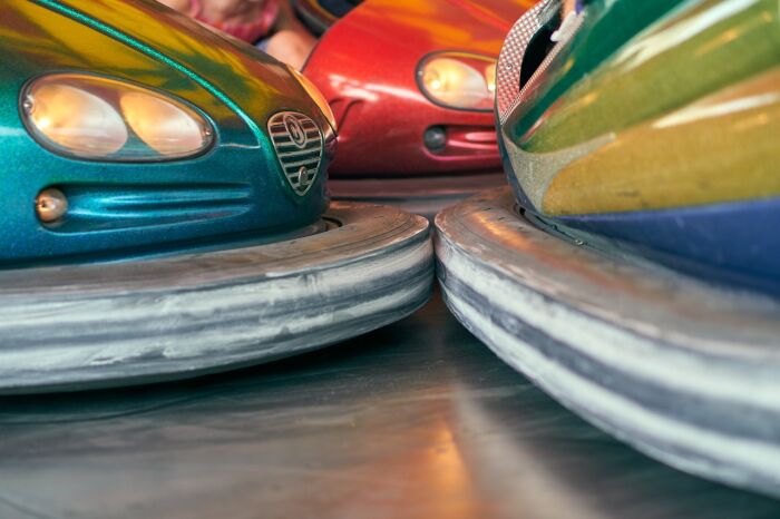 bumper-cars-4390958_1280.jpg © distelAPPArath - Pixabay