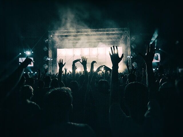 activedia-crowd-1056764_640.jpg Pixabay