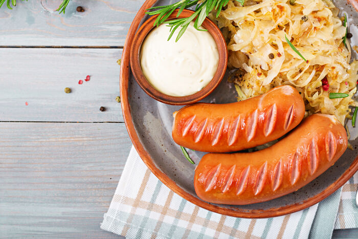 plate-sausages-sauerkraut-wooden-table-traditional-oktoberfest-menu-flat-lay-top-view (2).jpg © timolina - Freepik