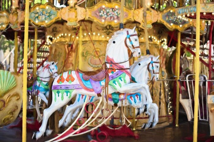 carousel-horses-1434079_1280.jpg © JillWellington - Pixabay