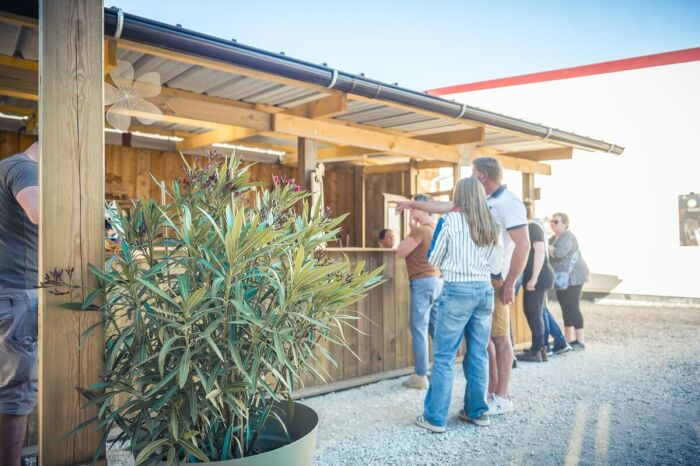 La guinguette au théâtre équestre de champagne.jpg Le Bonheur des Gens