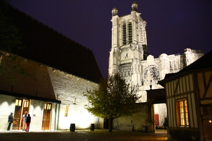 Cellier aux champagne.JPG Le cellier Saint Pierre