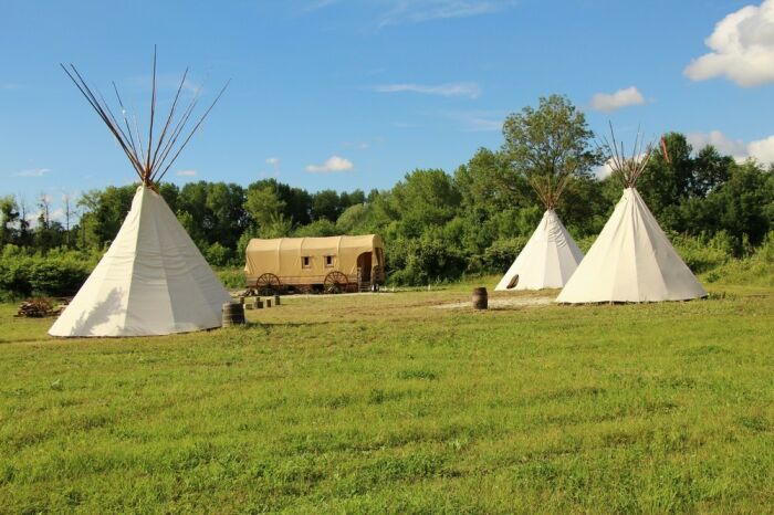 Tipis + roulotte.JPG Western City