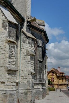 St Nizier et Maison du Dauphin (c)Fotolia.com.jpg Eglise Saint-Nizier