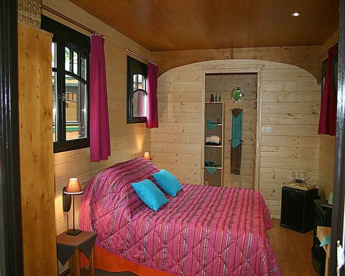 Intérieur roulotte.JPG Auberge de Sainte-Maure