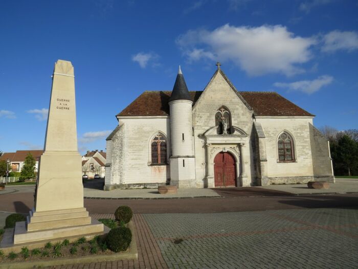 Eglise + Monument aux Morts.JPG ©Daniel Kaufmann