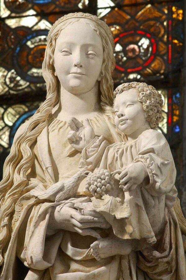 344850_interieur_-_vierge_raisin_fond_vitrail.jpg © D Vogel