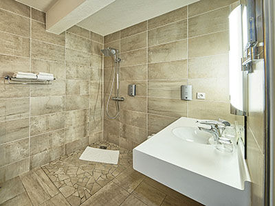 chambre-confortable-douche-italienne-hotel-auberge-du-lac.jpg Auberge du lac
