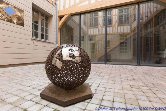 Grande cour - Boule Rachi Association Communautaire Israëlite Rachi