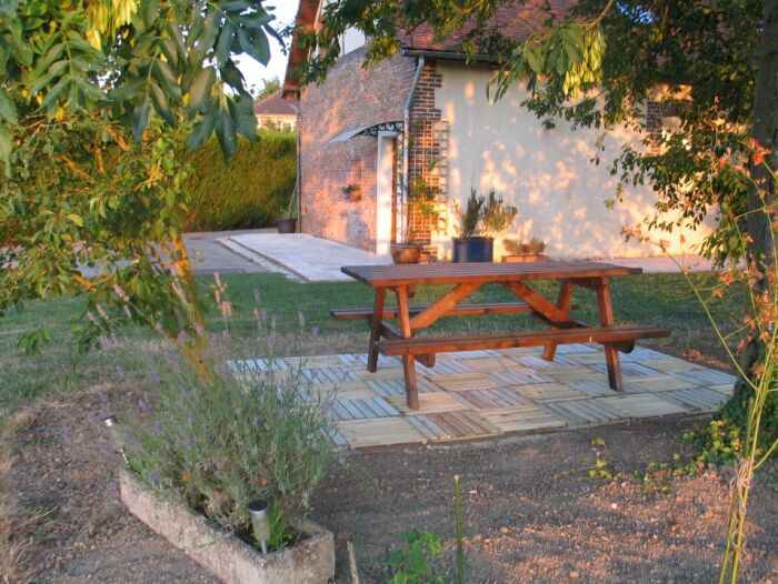 3c Terrasse avec table pique-nique.jpg Le Gîte de la Plaine