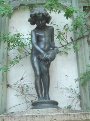 Enfant à la fontaine (2).jpg © Troyes La Champagne Tourisme