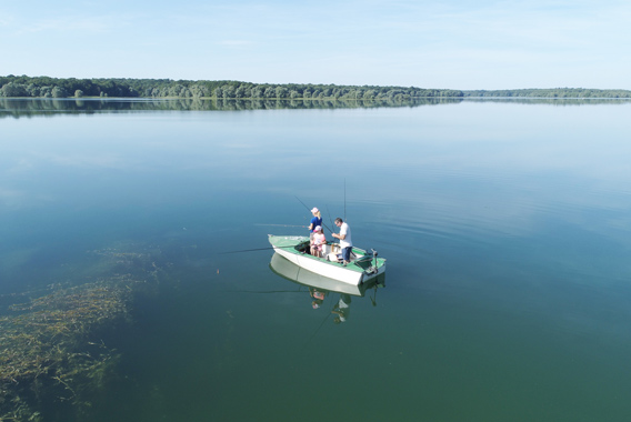 peach-on-the-lac-du-temple-credit-Département-de-l’Aube---Highlight-Movies peach
