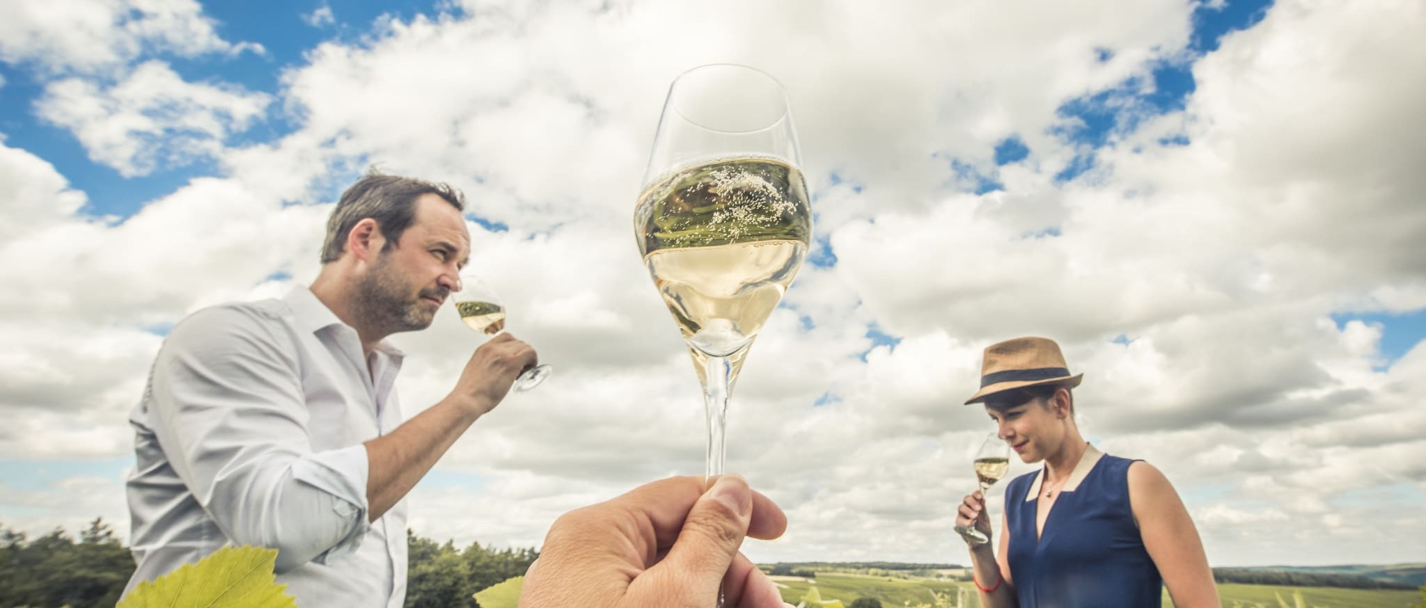 Dégustation dans les vignes - crédit Le Bonheur des gens 2 Dégustation dans les vignes - crédit Le Bonheur des gens 2