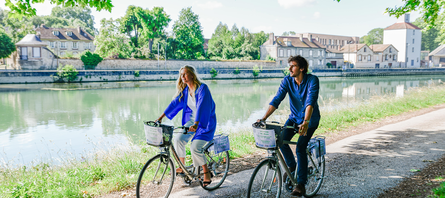 vélo à Nogent-sur-Seine 6 - © Olivier Douard Couple faisant du vélo en bord de seine un jour de soleil