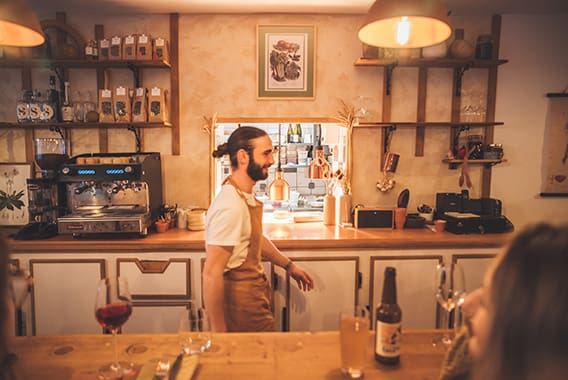Le Petit basson, bistro de jardin vous propose une cuisine traditionnelle à partir de produits frais, bio et de saison. La carte change selon les saisons et les inspirations du Chef.