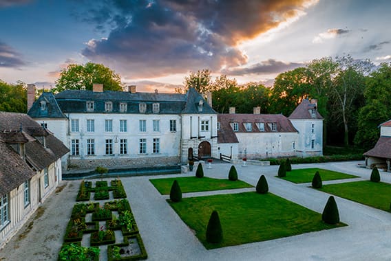 Château de Droupt-Saint-Basle 18 - © Studio OG__ Vue du château de Brantigny en Champagne au coucher du soleil, avec ses jardins à la française structurés et son cadre naturel verdoyant dans l’Aube
