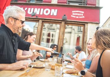L'union-2 Des amis en train de manger à l'Union en terrasse