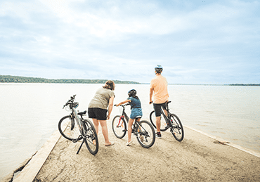 Famille à vélo 13 - © Pierre Defontaine _ ARTGE Famille à vélo 13 - © Pierre Defontaine _ ARTGE