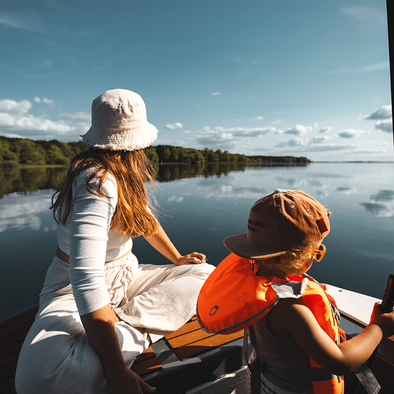 Bateau électrique sur le lac en famille - ©Onmetlesvoiles Bateau électrique sur le lac en famille - ©Onmetlesvoiles