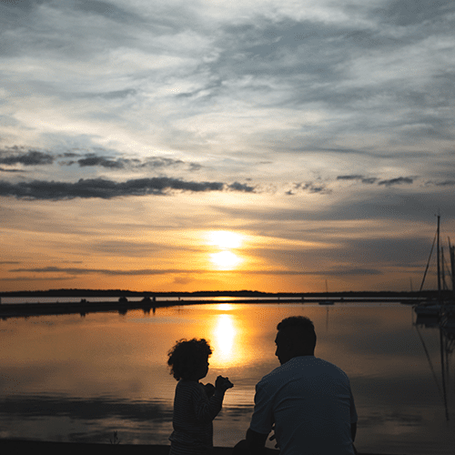 Coucher de soleil au lac en famille - ©Onmetlesvoiles Coucher de soleil au lac en famille - ©Onmetlesvoiles