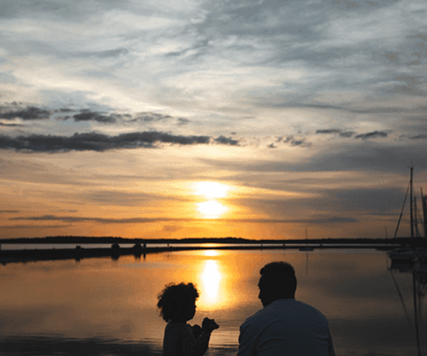 Coucher de soleil au lac en famille - ©Onmetlesvoiles Coucher de soleil au lac en famille - ©Onmetlesvoiles