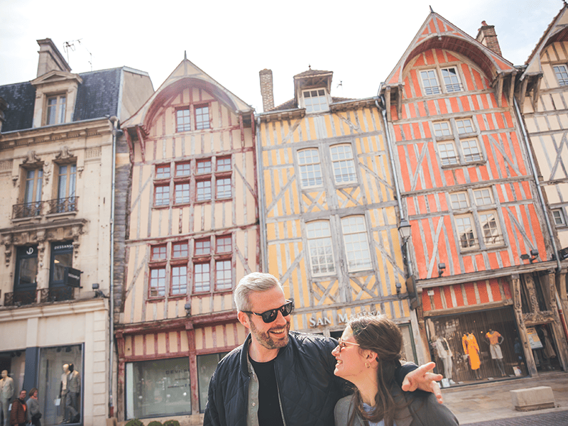 Balade à Troyes 10 - © ARTGE - Pierre Defontaine Couple amoureux à Troyes
